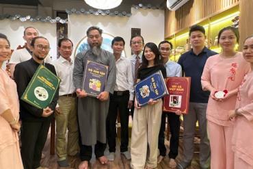 Buổi thưởng trà và giới thiệu ấn phẩm 4 bộ sách Tết  của PGS.TS Nguyễn Mạnh Hùng tại Kỳ Trà Các